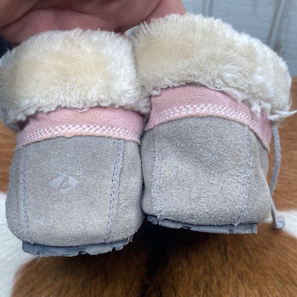 Womens Sperry winter slippers size 7 check them out very nice thanks 🙏 - Picture 4 of 9